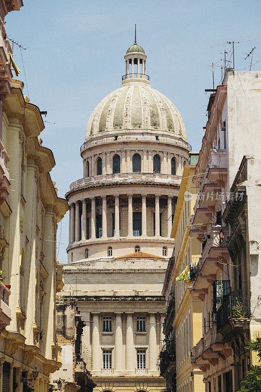 古巴哈瓦那的城市街道和El Capitolio